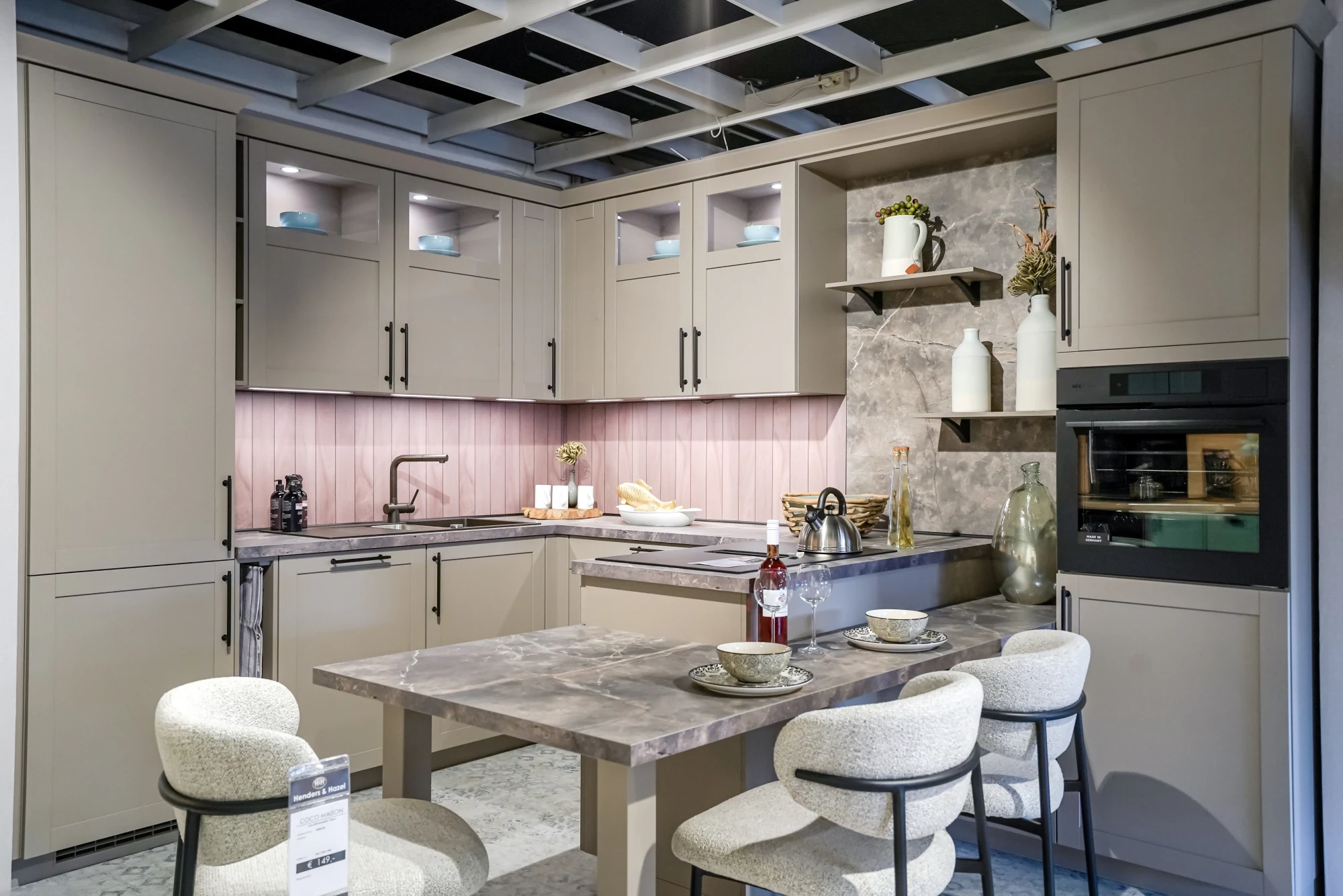 kuechenformen moebelmeyer-nobilia-kueche-landhaus-beige-marmor-esstheke