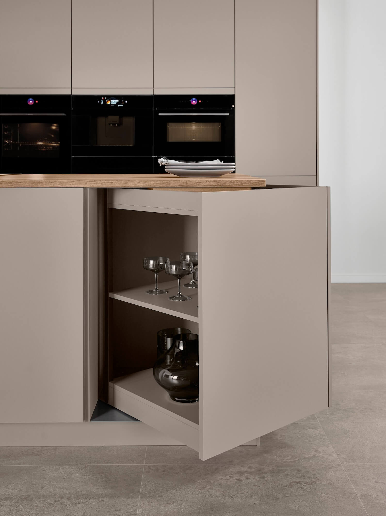Nobilia-Senso-Inselkueche-Furnspin-Drehschrank