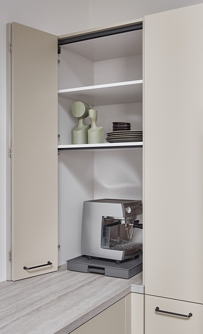 Geöffneter Nobilia Aufsatzschrank mit Falttüren und Kaffeevollautomat