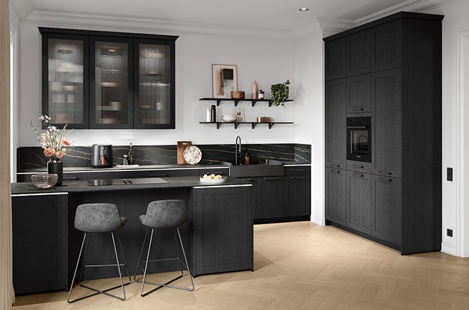 Schwarze Nobilia Landhausküche mit schwarzem Backofen im Hochschrank