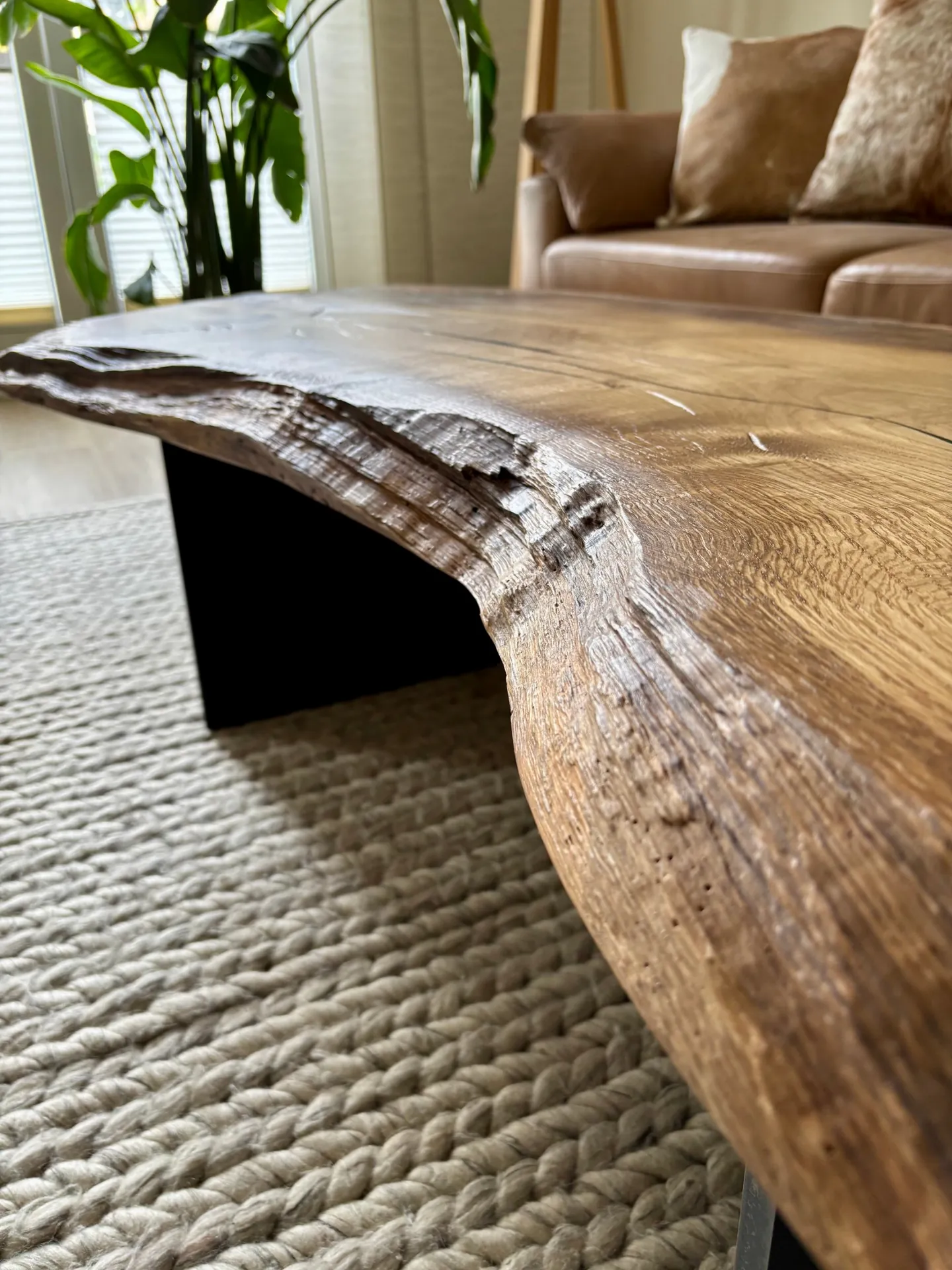 Edelwerker Couchtisch aus Eiche mit naturbelassener Baumkante