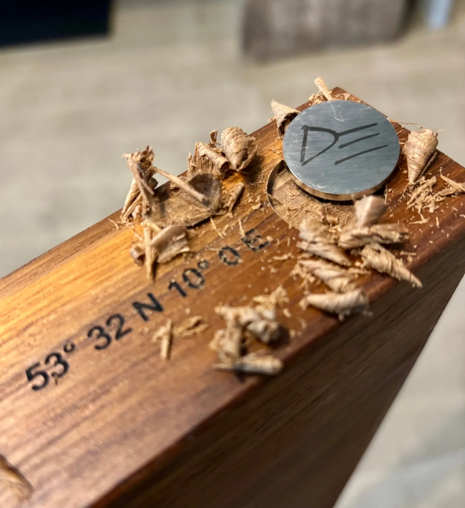 Edelwerker Tischplatte mit gravierten Koordinaten und Signaturplakette